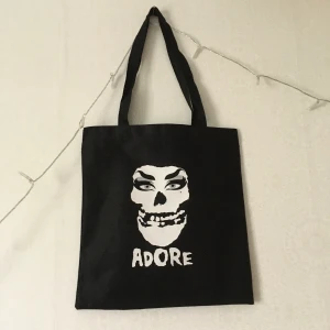 Svart tygpåse - Sjukt cool tygpåse, med Misfits inspirerad logga!⛓ Köpte den på dragqueen Adore Delanos sida, men har ej kommit till användning. Väldigt punk, och såå cool! Frakt tillkommer😼