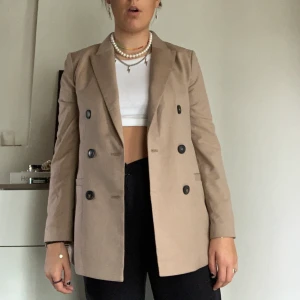 kavaj - Säljer denna super snygga kavaj! Storlek 38! Super snygg till hösten 😍  80kr