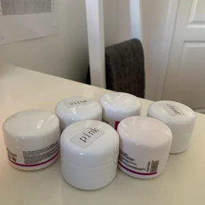 Helt nya alrylpulver! 🥰 - Aldrig använda utan bara öppnat och kollat❤️Kan köpas separat om man vill. 1 för 30. 2 st för 50. Alla för ca 200. Våga pruta! 