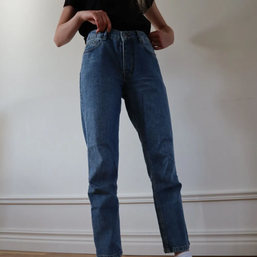 Säljer mina älskade jeans!🥺 Loose fit trendiga jeans i superfin färg. De är köpta på nakd. Sitter så snyggt och är väldigt bekväma. I nyskick!. Jeans & Byxor.