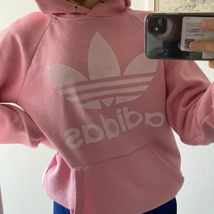 Adidas hoodie stl S - En rosa adidas hoodie, väldigt fin, det står ingen storlek men jag skulle säga S,finns inte så mycket att säga denna är väldigt fin osv, den har luva