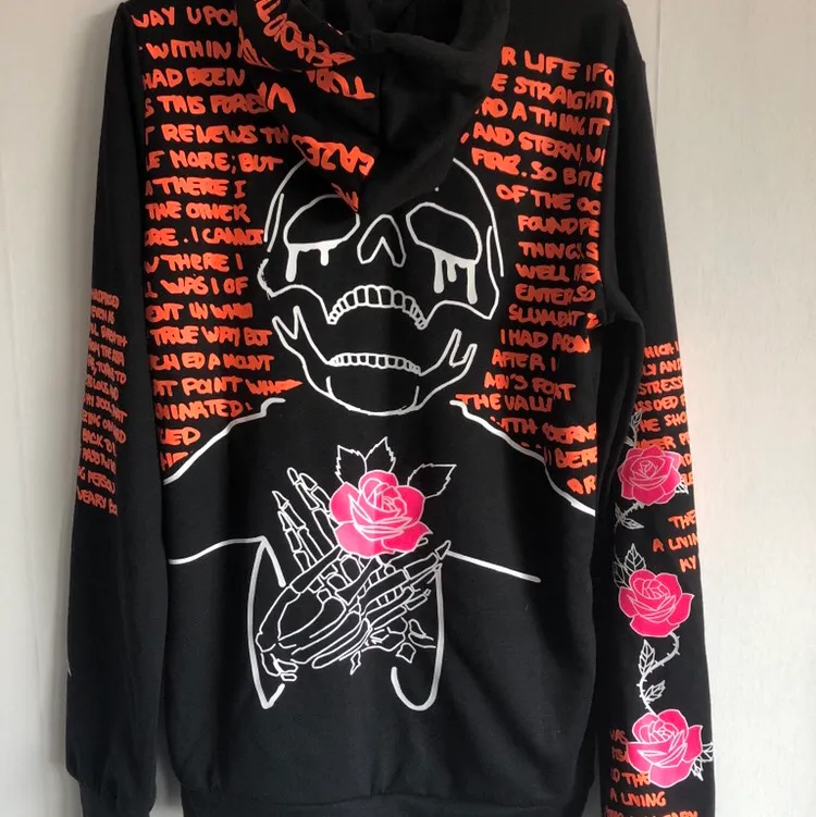 Oanvänd hoodie från zalando i storlek S Den är en tunnare hoodie är det är därför den aldrig har används då jag gillar mer oversized tjocka hoodies. . Hoodies.