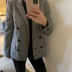 Kavaj - Snygg kavaj som är i riktigt bra skick. Normal i storleken. 150kr inklusive frakt.