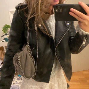 Skinjacka från zara - En basic skinnjacka från zara. Bra skick!