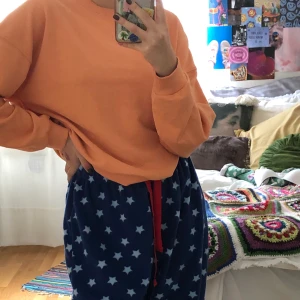 Orange sweatshirt  - En orange mysig sweatshirt ifrån gina tricot🍄 säljer pga att den inte kommer till användning🐮