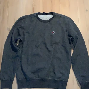 Champion sweatshirt - Mörkgrå champion sweatshirt i storlek S. Köparen står för frakt.