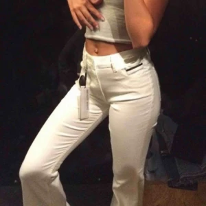  - Vita lite avklippta bootcutjeans från Calvin Klein! Stl 26 men är lite stretchiga. Möts i Stockholm:) skriv för mer bilder!