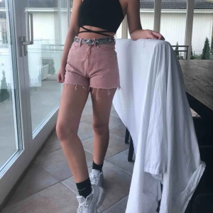  - Jättesnygga shorts från weekday🤩🤩 använda cirka 3 gånger och i bra skick!! Storleken är 36 men jag skulle säga att 34 är det rätta måttet! Säljer pga att de inte passar mig.