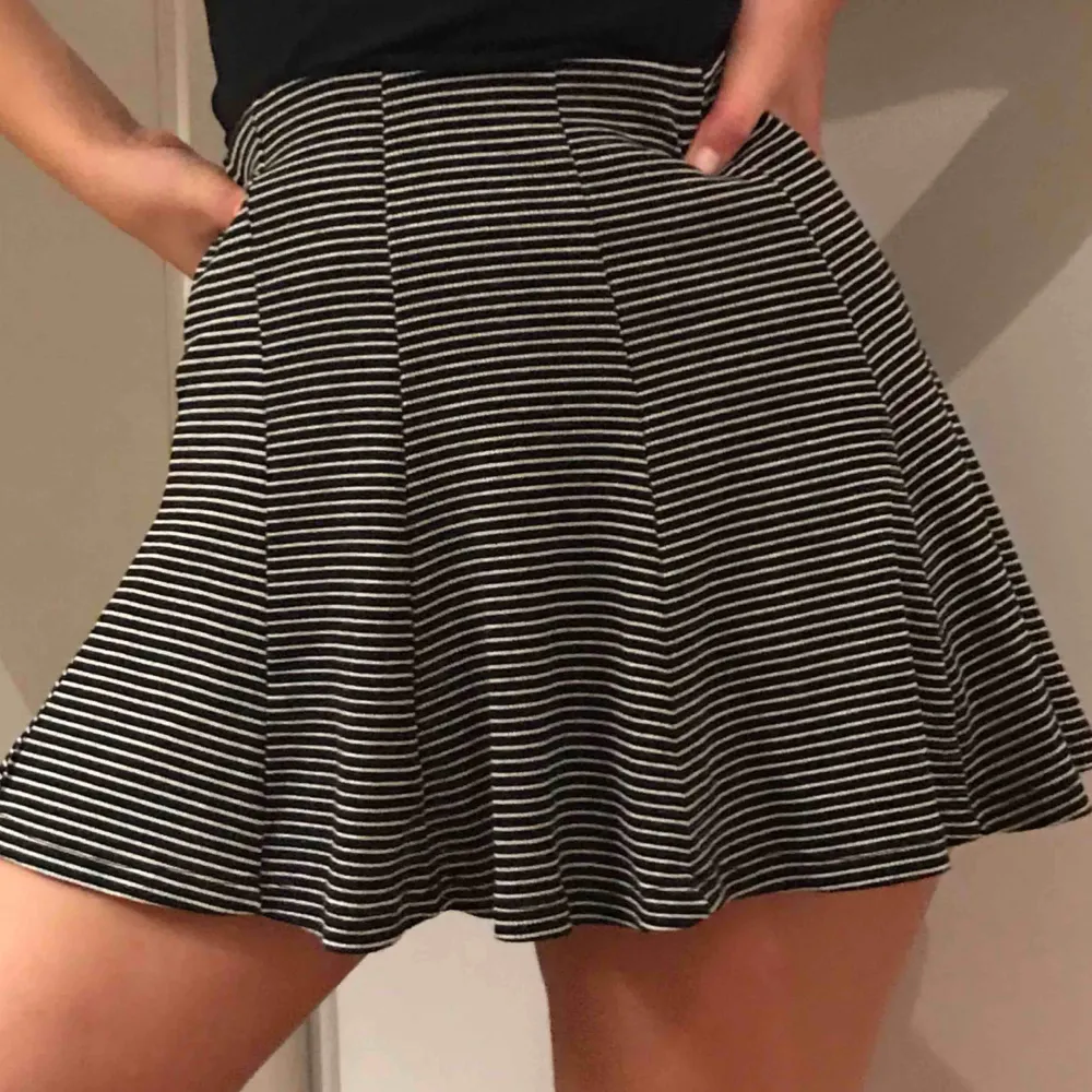 Randig kjol från bershka i storlek S. Kjolar.