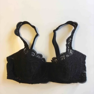  - Triumph-bh som knappt använts. Har klippt av lappen men är en 70D men skulle säga att den också passar C-kupa. Det är modellen som heter amourette 300 på hemsidan 👙 köpare står för fraktkostnad!