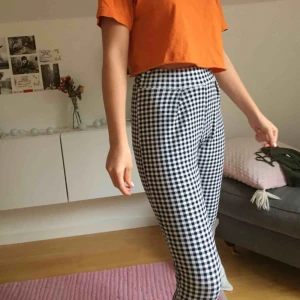  - Rutiga byxor. Köpta av en annan här på plick men de var tyvärr lite för korta för mig, jag är 1,67. Köparen står för frakt. Storlek XS-S 