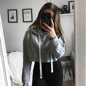 Superfin croppad hoodie från Bikbok! Väldigt fint skick då den knappt är använd. Kan mötas i Västervik eller frakta!