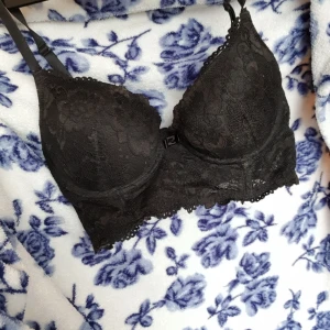  - Bralett i storlek 75B,   5 knäppningar baktill 