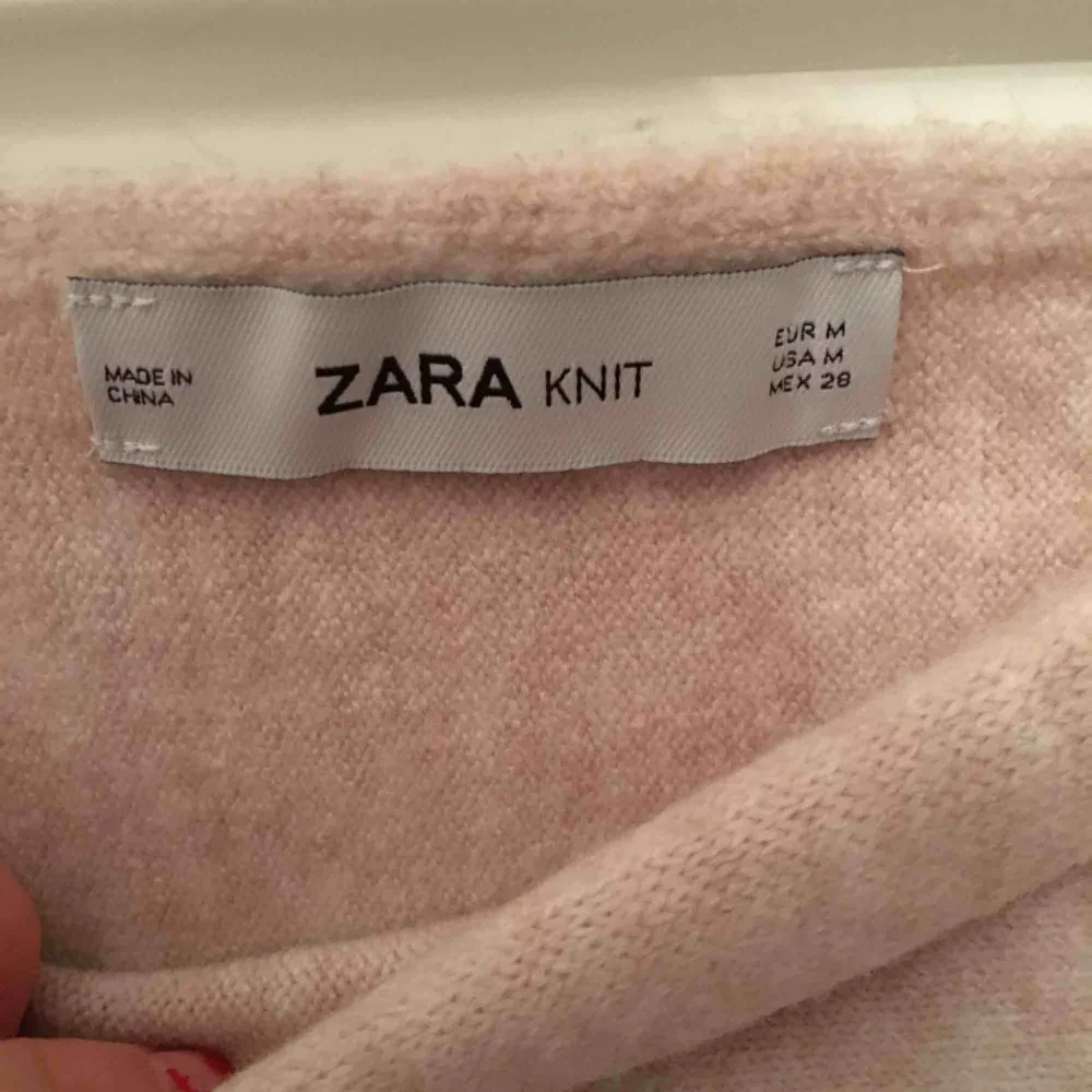 Stickad tröja från ZARA Kan anses som ”magtröja” med breda långa ärmar   Köparen står för frakten :) . Stickat.