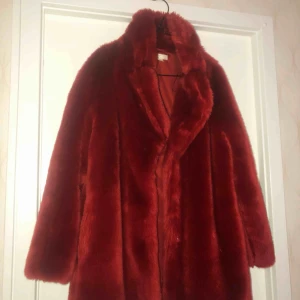 - Nu rensar jag garderoben och säljer min älskade fuskpälskappa från HM, kan mötas upp i Sthlm 🌸