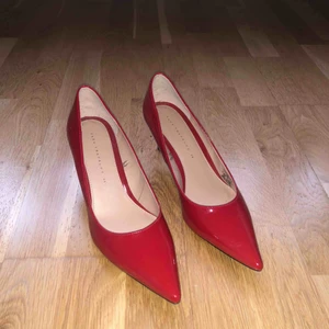  - Pumps från zara, låg klack. Aldrig använda. Köparen står för frakt.