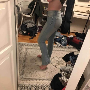  - Bootcutjeans. Nyskick. Använt 2 gånger. Uppsydda längst ner.  Köparen står för frakt. 