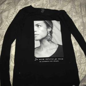  - Jätte fin tröja aldrig använd för att den inte riktigt är min stil men har tagit bort prislappen och därför säljer jag den. Frakt tillkommer eller så kan jag mötas upp