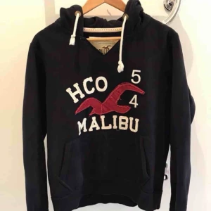  - Supersnygg vintage mörkblå hollister-hoodie med tryck, strl M, nyskick!  Finns i Karlstad, kan skickas! 