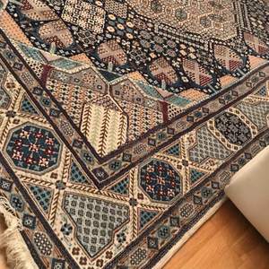 Säljer denna fin fina persiska nain mattan då vi tyvärr inte fått någon användning av den då vår lägenhet är liten!! Superbra kvalité, knappt använd haft den stående då den söker ny ägare.   Priset kan diskuteras. Endast seriösa köpare! 