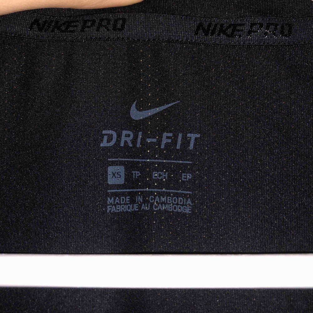 Nike PRO träningströja. Aldrig använd då den tyvärr är för liten. Dri-Fit. Köparen står för frakt. T-shirts.
