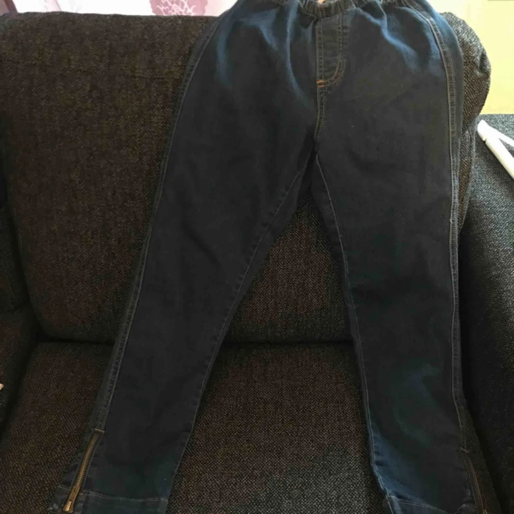 jeans med Kedja på sidor ! . Jeans & Byxor.