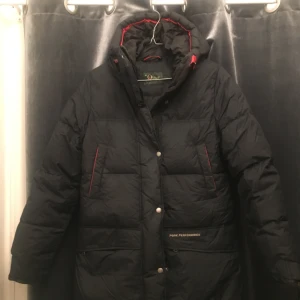  - Peak Dunjacka. Storlek XS, funkar även som en S. Lite längre modell med dragsko längst ned, väldigt varm! Använd två vintrar och har ett miiiiini-litet hål på ett ställe som går att laga lätt. 