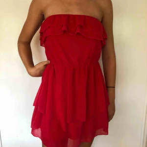  - Röd klänning från H&M utan axelband. Jag är 168 cm och såhär ser den ut på mig. Möter upp eller så står köparen för frakten