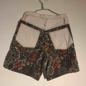 Retro vintage shorts i supercoolt mönster! Inte alltför korta. Höga i midjan.