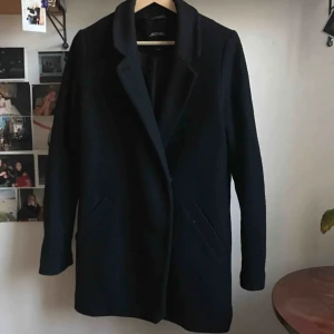 - Svart kort kappa från monki. Väldigt varm och sitter jättebra över axlarna. Lite kavajfeeling på den. Går typ precis över rumpan. Bra skick :) 