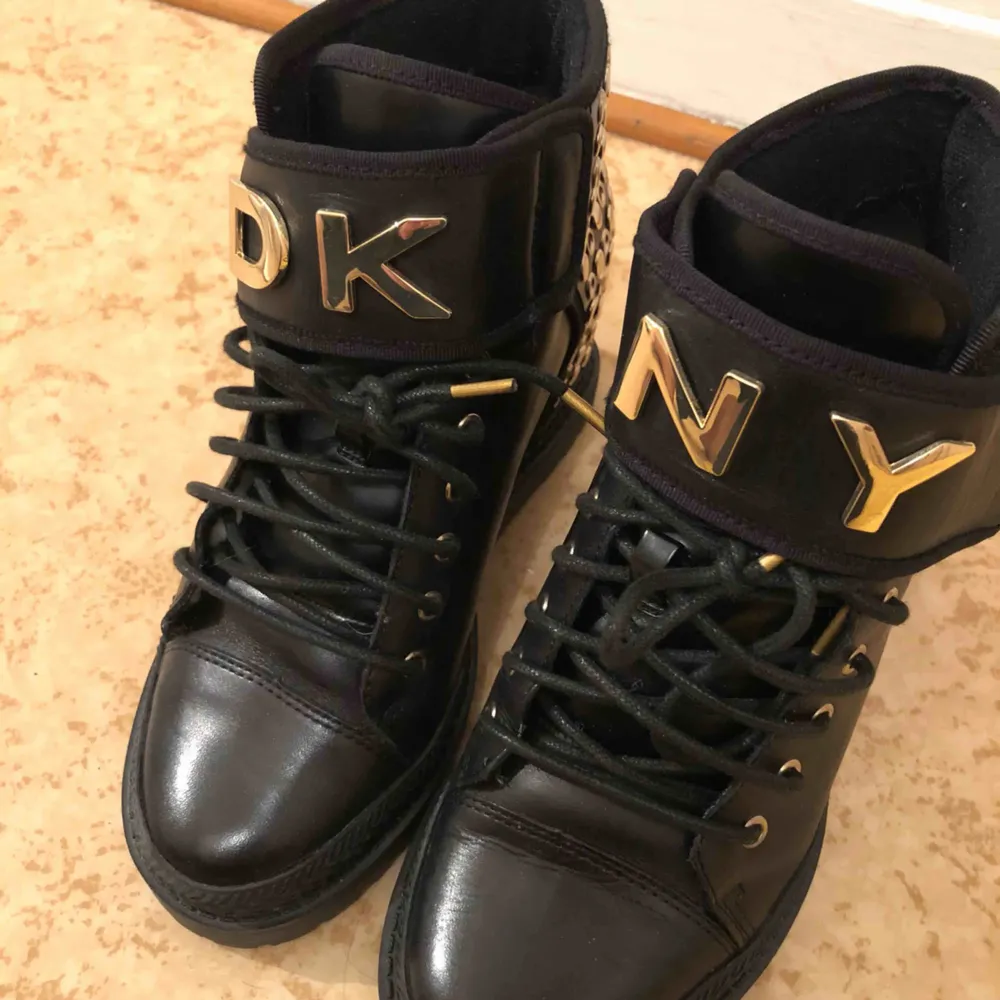 High wedge Dkny, Black and gold,Size 37.5 fit to 37 and 38 both.New price 1800. Skor.