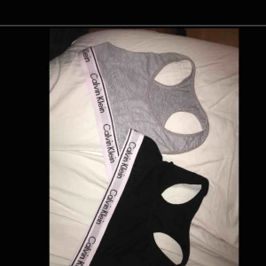  - Calvin Klein sport-bh storlek S.  Säljer pågrund av att de är för små för mig därför aldrig använda.  Jag säljer båda två för 200kr och 120kr styck!