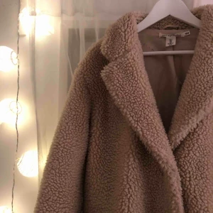  - Skitsnygg teddykappa från förra året. Väl använd men fortfarande mycket bra skick. från hm  Nypris:700kr Köparen står för frakt  För fler bilder medela mig