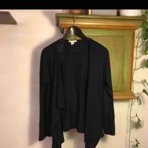  - Aldrig använd! Mörkblå med sjalslag. Katt finns i hemmet men skickad i bästa skick mot frakt el upphämtning i Bergshamra.