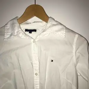 Aldrig använd vit skjorta från Tommy Hilfiger. Både väldigt snygg att ha under tröjor som sticker fram eller bara bära den.