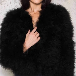  - Säljer en svart fluffig Fjäderjacka, ej äkta fjädrar. Skickar gärna egna bilder vid intresse. Kan frakta eller mötas upp i Sundsvall området.  på bilden. Skickar gärna egna bilder vid intresse. Pris kan diskuterad vid snabb affär! 