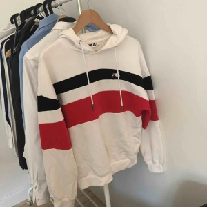  - Hoodie från FILA Storlek small Använd 2 ggr Säljes pga för liten (jag är gravid)  Billigare vid snabb affär! 