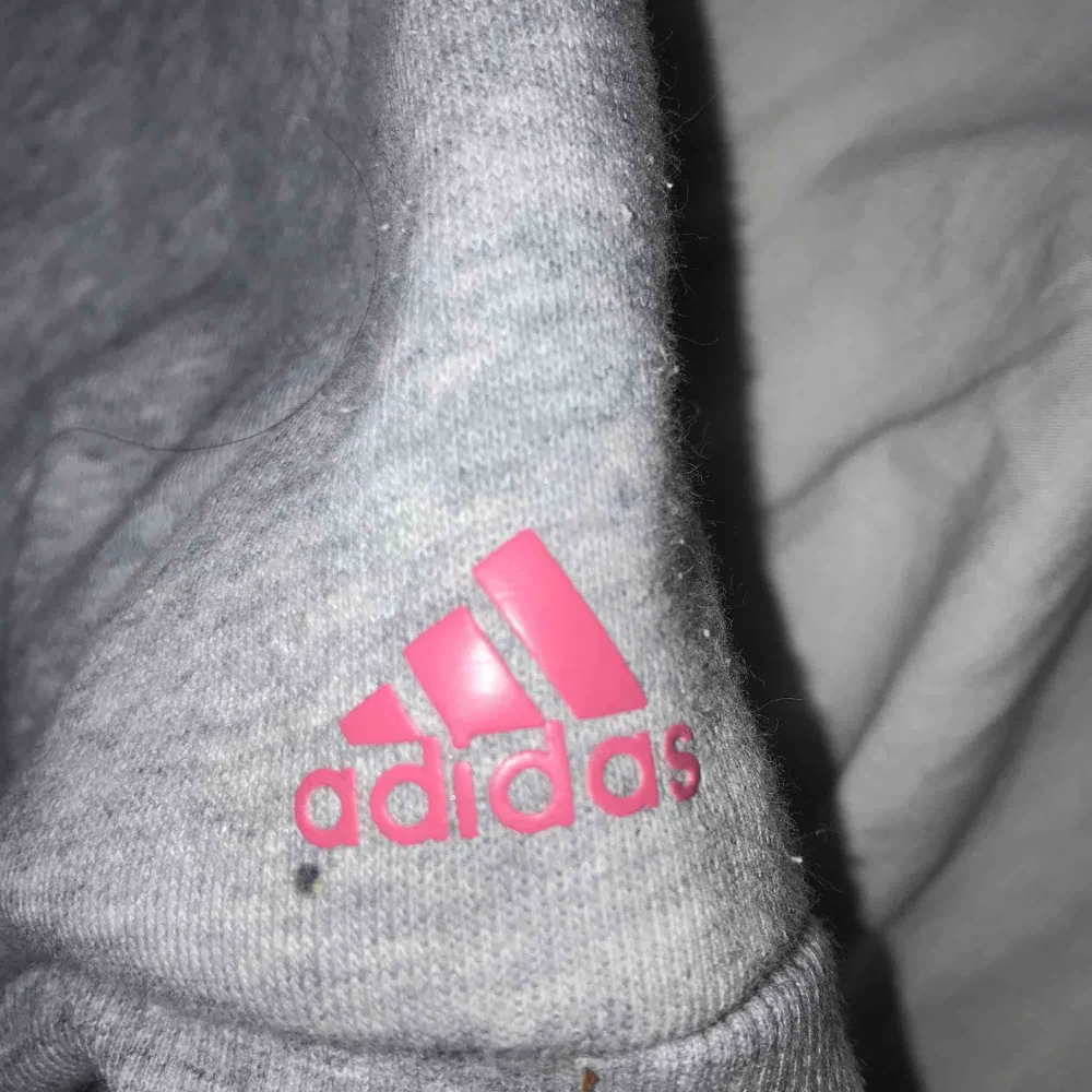 Adidas kofta i grå och rosa! I fint skick! 300kr inklv frakt . Hoodies.