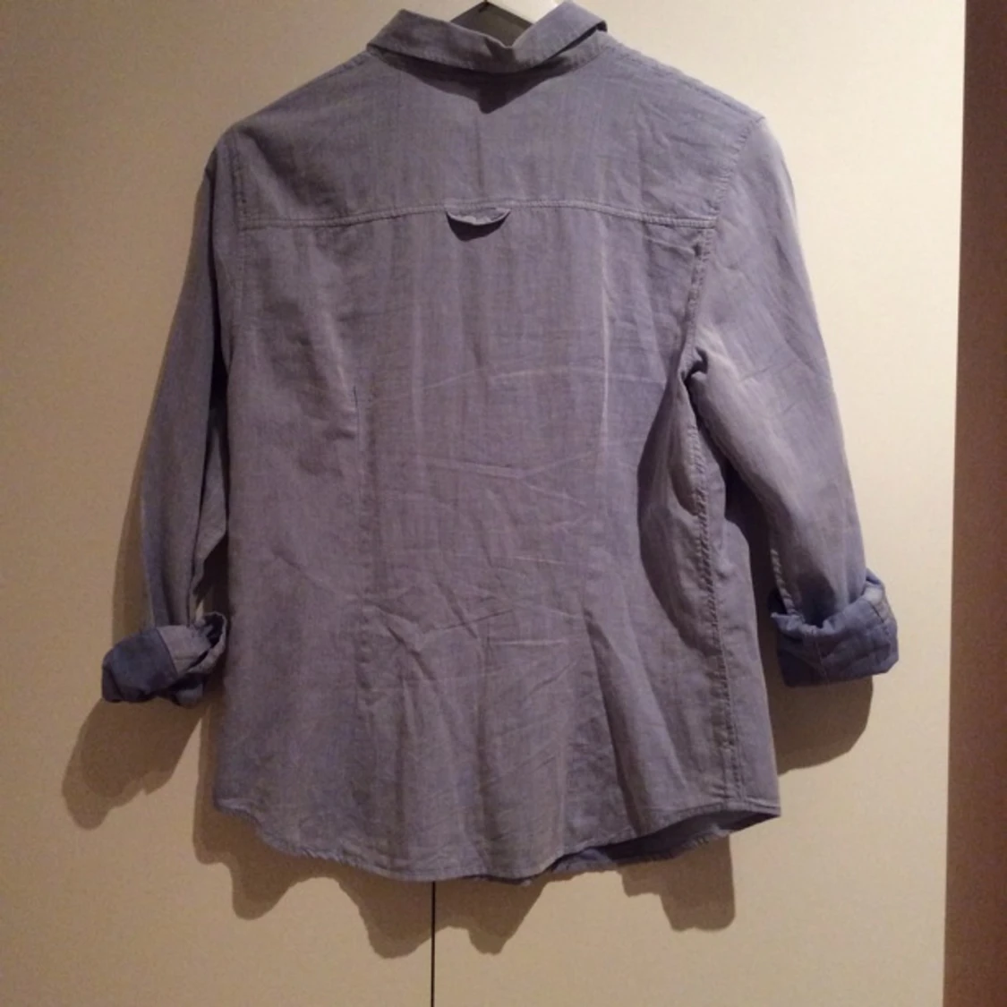 Ljusblå skjorta från h&m i fint skick. Tunt tyg i 100% bomull.