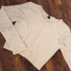  - Croptop från hm!! Köpare står för frakt 💓