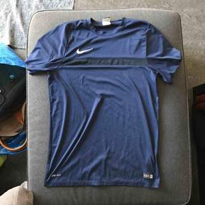 Sport T-shirt från Nike, storlek L men mer som en M.