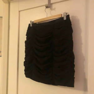  - Svart kjol med guld dragkedja