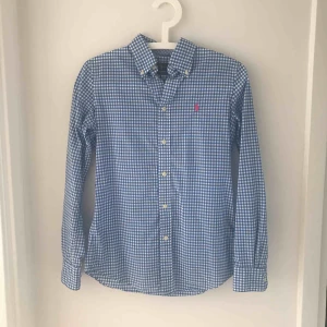  - En oanvänd skjorta från Ralph Lauren, Custom fit.  Frakt och dylikt ingår inte i priset jag annonserar. 