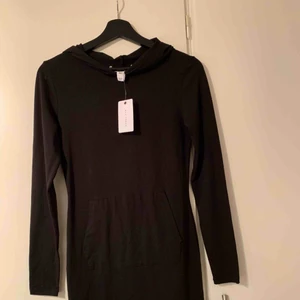  - Helt oanvänd klänning ifrån Nelly med ficka i fram och luva. Storlek XS