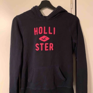  - Hoodie ifrån hollister. Storlek M men passar mig som är XS/S så liten i storleken
