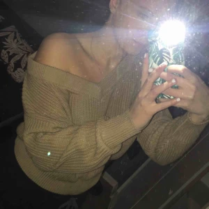  - En jättefin tröja som jag säljer pga att jag aldrig använder den.   Nypris:250 Mitt pris:90  Köparen står för frakten