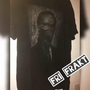 Mobsterknugen i ekologiskt bomull. Storlek L men skulle sitta fint på vem som helst med stl S-XL, helt beroende på hur man vill att den ska sitta. Den ser brun ut pga av blixten, men är svart. Frakten bjuder jag på. 