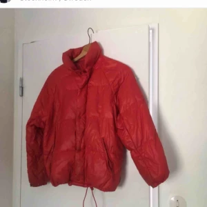  - Röd dunjacka från Moncler! Varm och skön och väldigt snygg!! Har nog gått några second hand-varv men är i bra skick😊