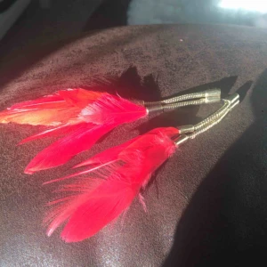  - Röda fjädrar, ena saknar lås. Rena och fräscha! Fina fjädrar 🎈🎈🎈🎈