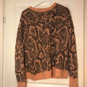  - Stickad tröja från weekday, använd en gång. Nypris 600kr